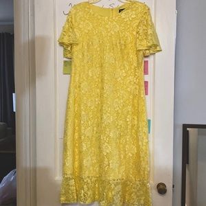 Yellow lace dress with flared sleeves. Shape fitting working zipper in bck.
